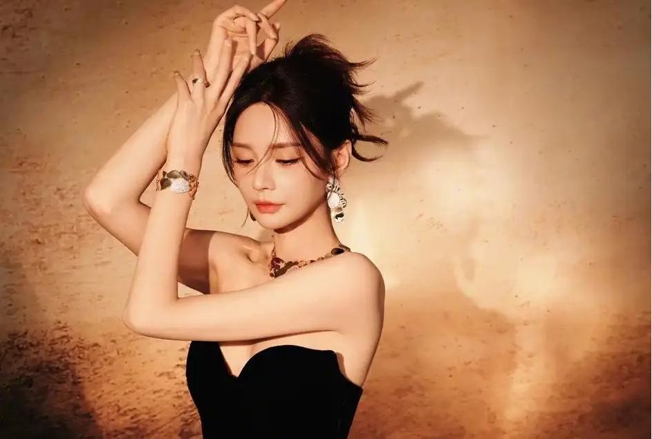 真夫妻就是好磕!邓超戴与孙俪名字缩写定制项链大秀恩爱