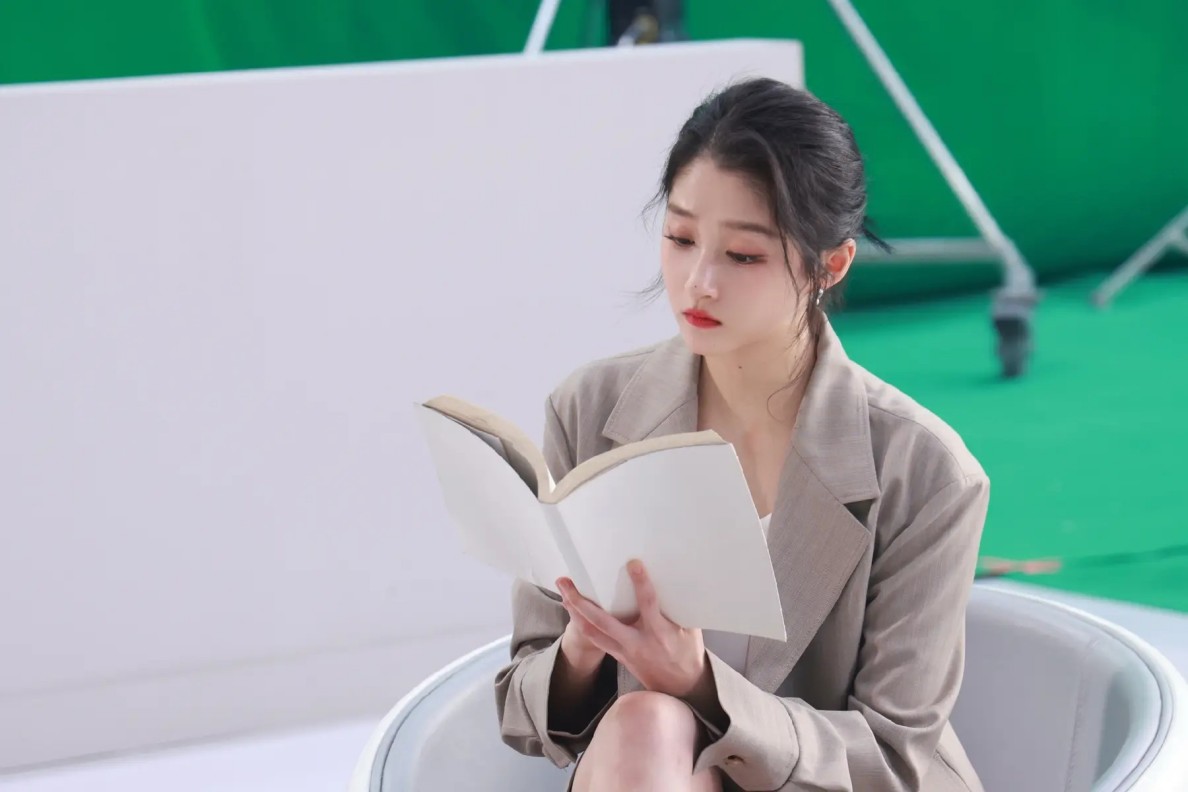 佘诗曼正面回应与泰星邝玲玲合作意向：有机会合作也挺好