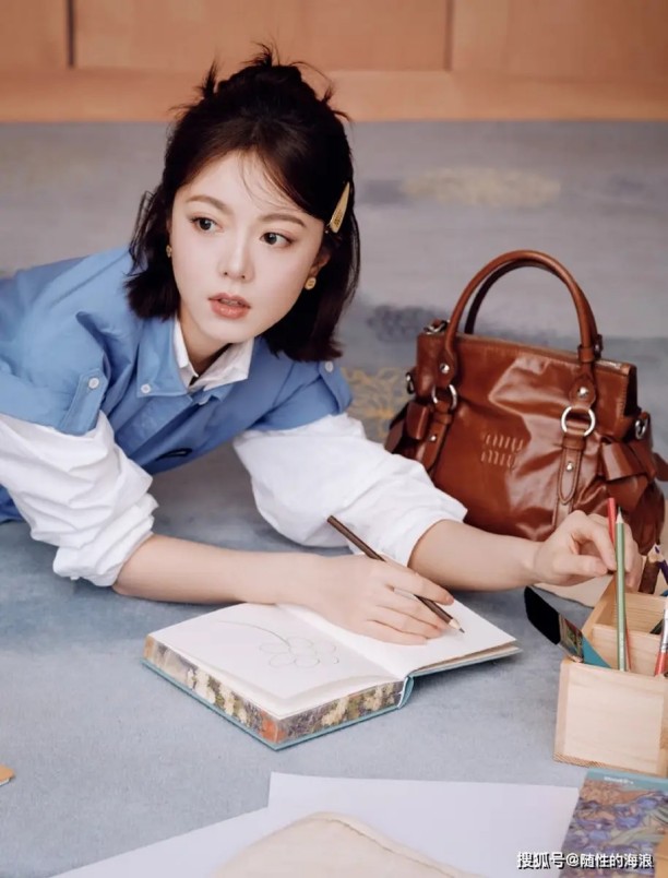 她用AI一年上架200本小说，那个叫“作者”的身份死于2026