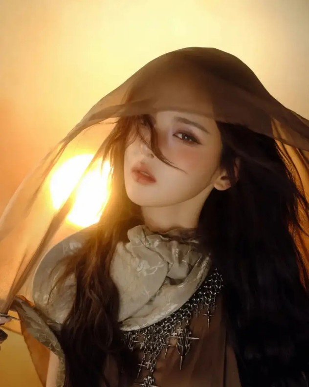 TVB前当家花旦钟嘉欣素颜现身一元店，穿平价羽绒服，状态惊艳全网